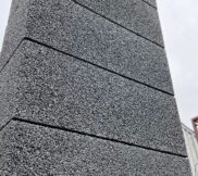 zabornyj-betonnyj-blok-aterrablok-beton-s-kameshkovoj-fakturoj-4